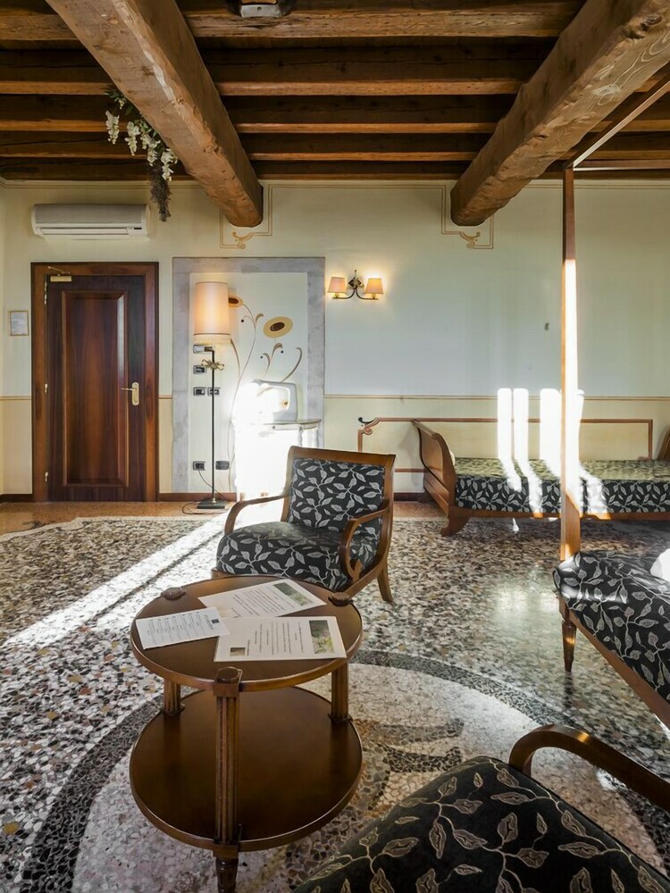 Hotel Villa Policreti