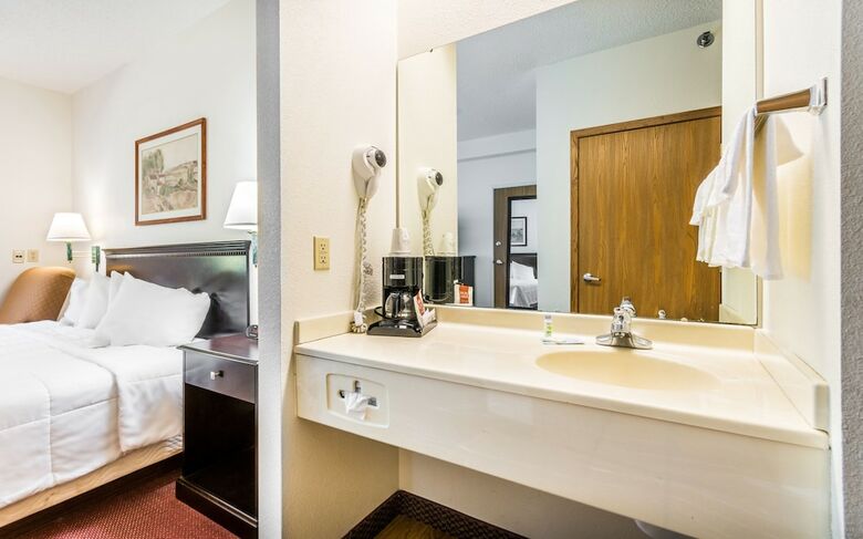 Hotel Wamego Inn And Suites