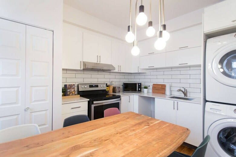 Charming Montreal 3 Bdr Apartment Next To Subway