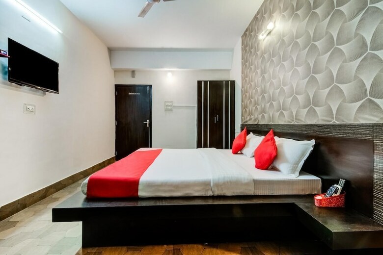 Oyo 14008 Hotel The Avenue