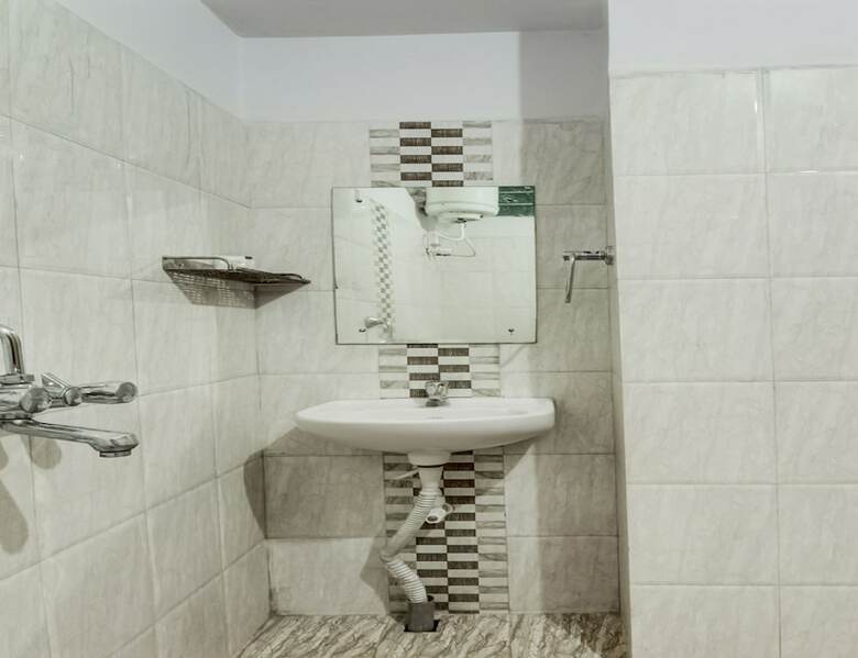 Oyo 14008 Hotel The Avenue
