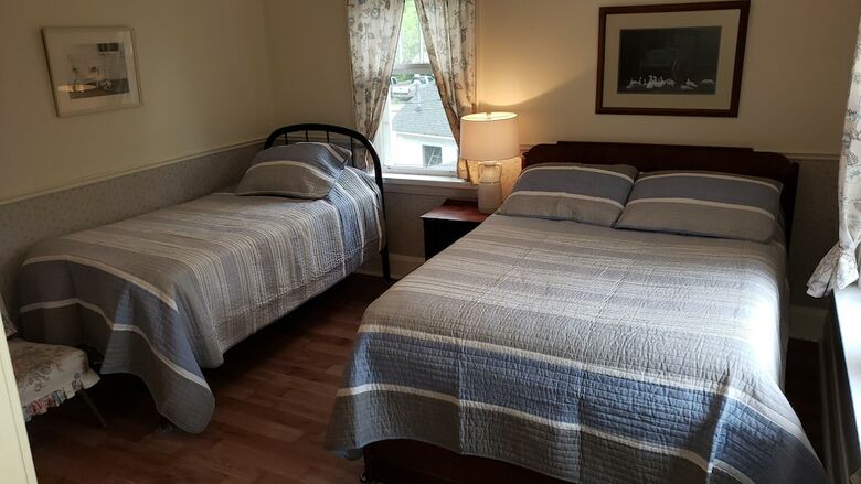 Hotel Miners Bay Lodge