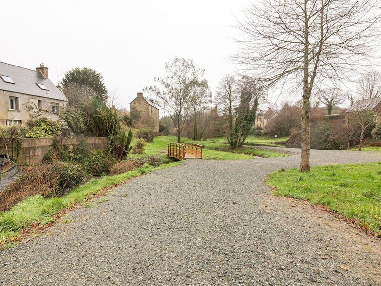 Decent Holiday Home Saint-servais With Garden