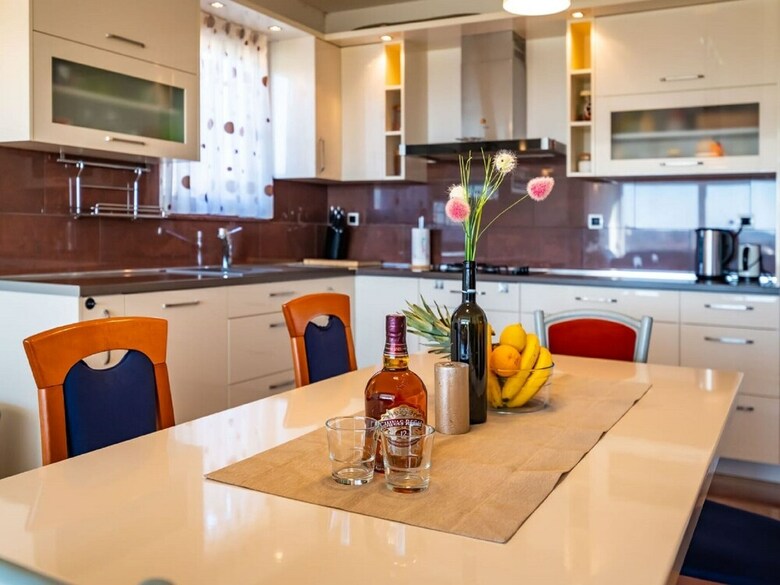 Delightful Apartment In Radovin With Garden