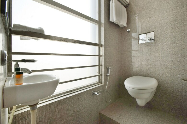 Oyo 23358 Hotel Royal Inn