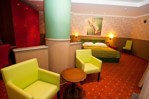 Road Star Hotel