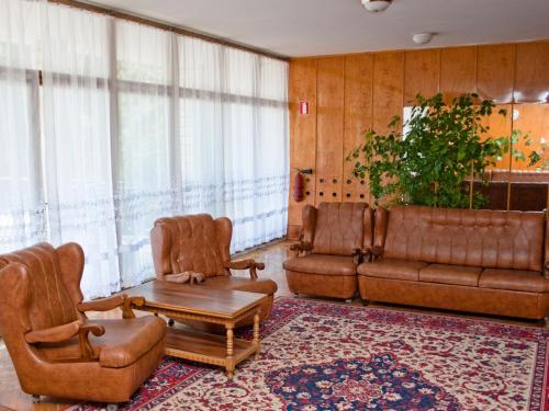 Zhovtneviy Hotel