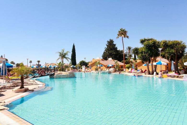 Hotel Macronissos Village Club