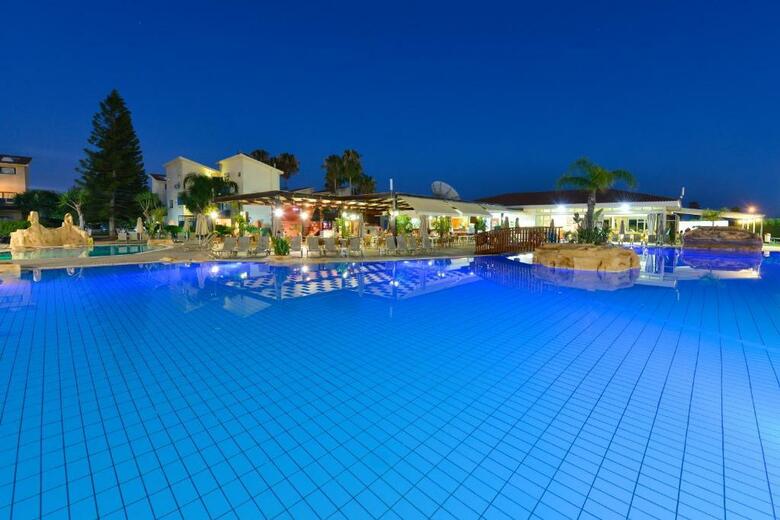 Hotel Macronissos Village Club