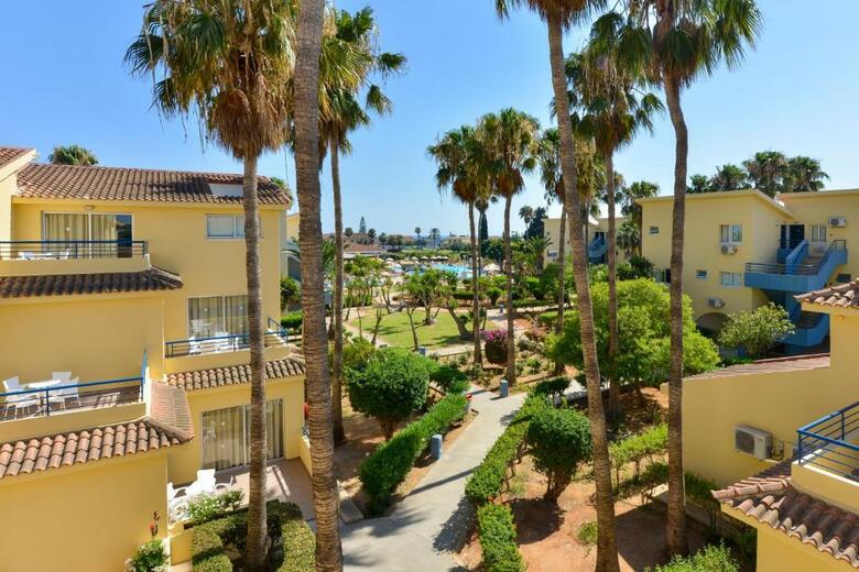 Hotel Macronissos Village Club