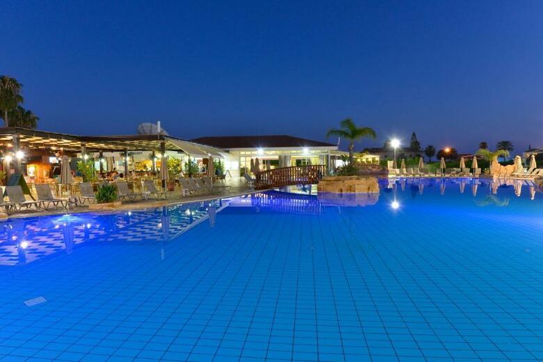 Hotel Macronissos Village Club