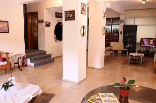 Arya Hotel