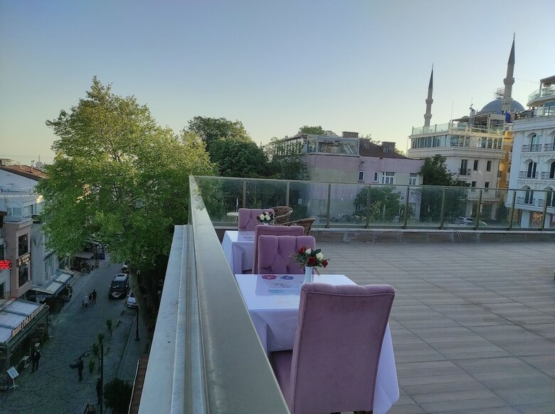 Magnaura House Hotel