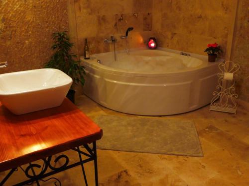 Courtyard Cave Hotel
