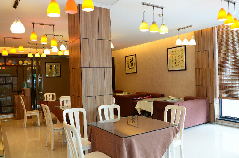 An-e Hotel Eying