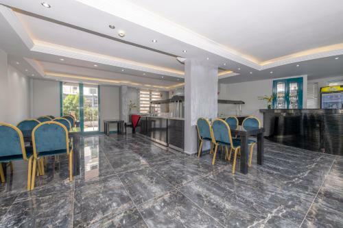 Theluna City Hotel