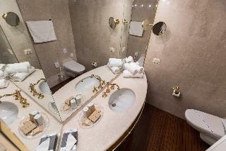 Onriver Hotels - Ms Cezanne