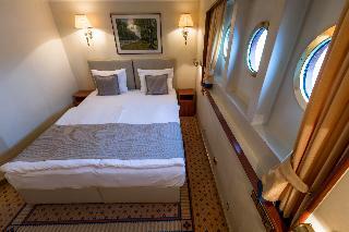 Onriver Hotels - Ms Cezanne
