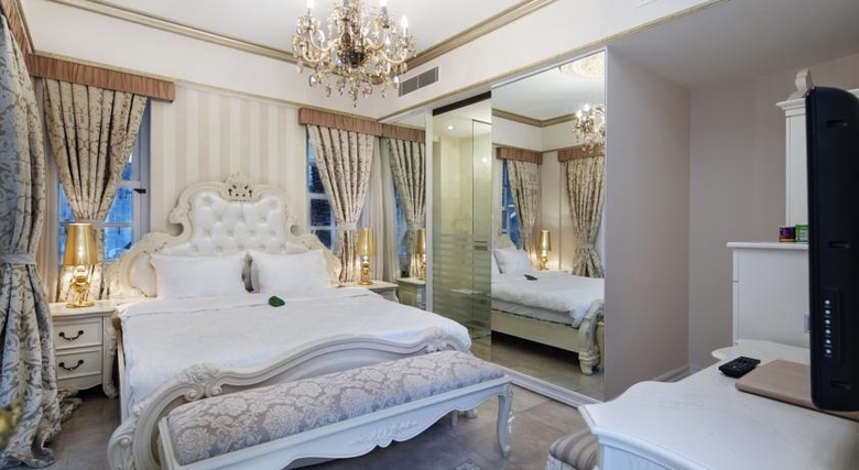 Elegance East Hotel