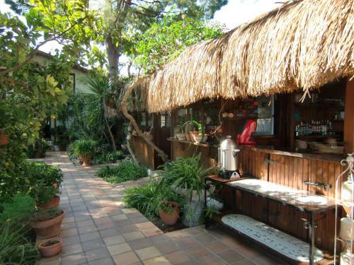 Hostal Hotel Happy Caretta