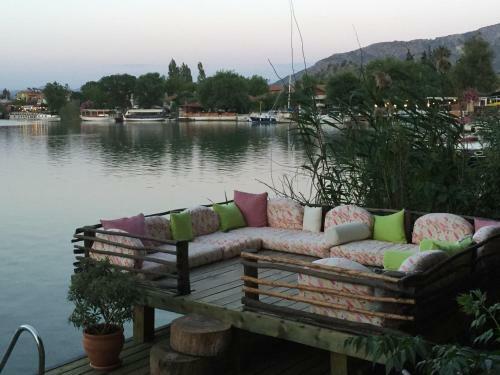 Hostal Hotel Happy Caretta