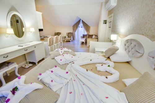 Pinehill Hotel & Suites