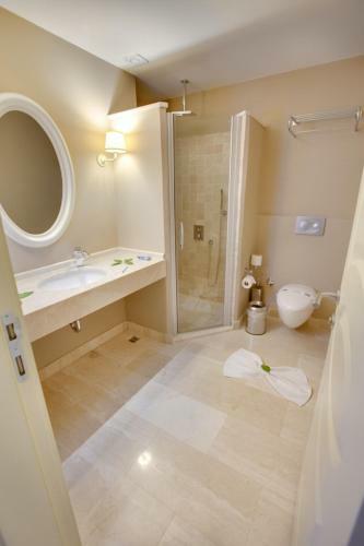 Pinehill Hotel & Suites