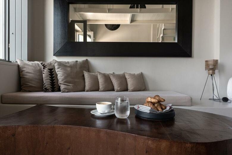 Hotel West East Suites