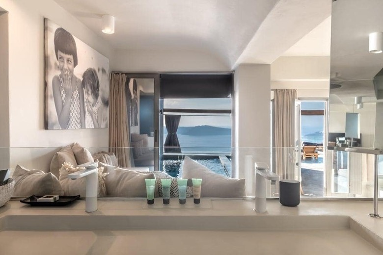 Hotel West East Suites