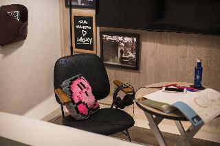 Hotel Moxy Osaka Honmachi