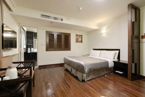 Holiday Hotel