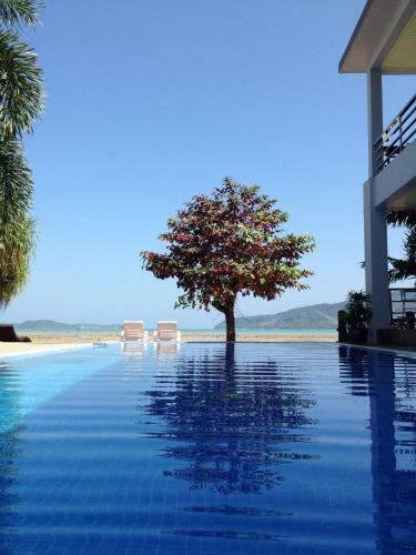Apartamentos Chalong Beach Front Residence