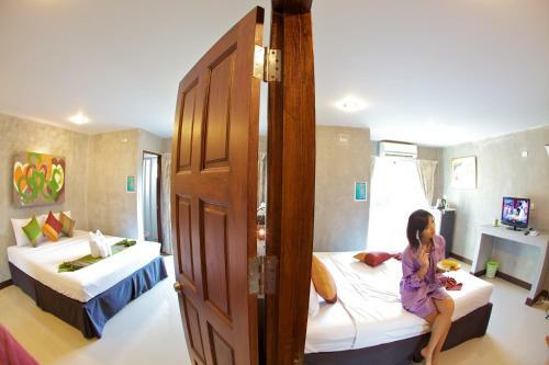 Hostal Baan Kamala Hostel & Guesthouse
