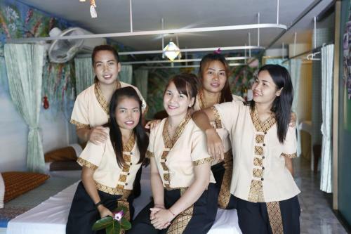 Hostal Baan Kamala Hostel & Guesthouse