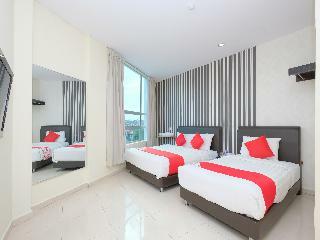 Oyo 89493 Q Hotel