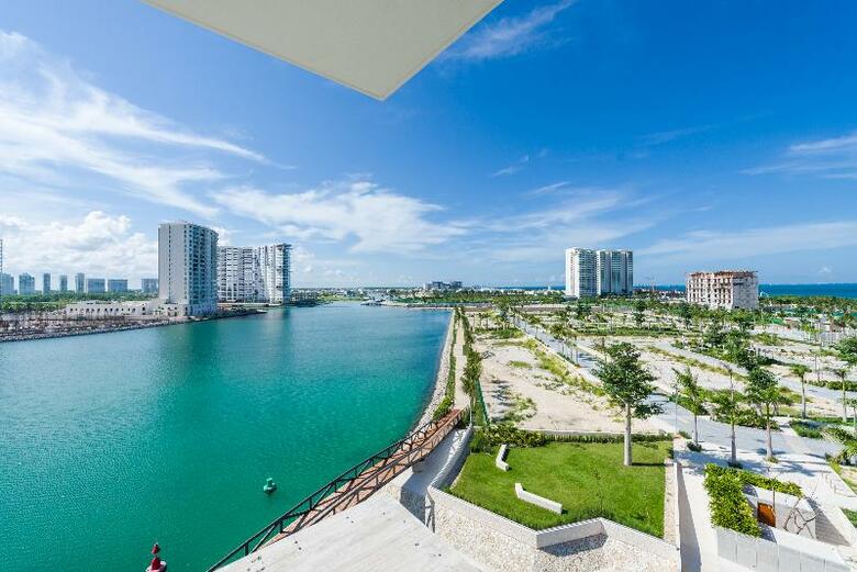 Hotel Renaissance Cancun Resort & Marina