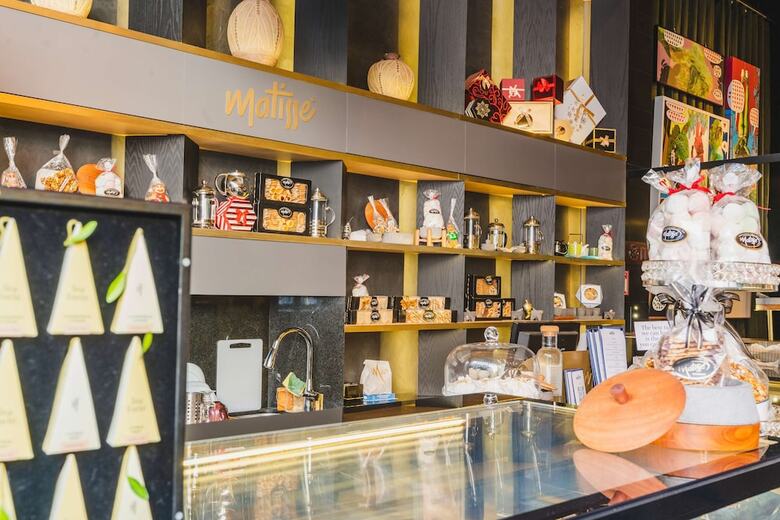 Hotel Umbral, Curio Collection By Hilton