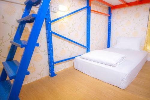 Glur Bangkok Hostel & Coffee Bar