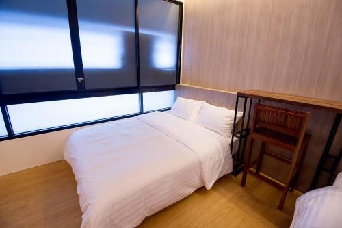Glur Bangkok Hostel & Coffee Bar