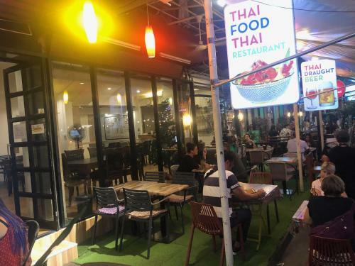 Glur Bangkok Hostel & Coffee Bar