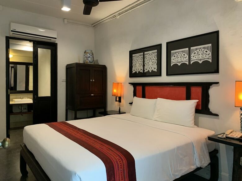 99 The Gallery Hotel