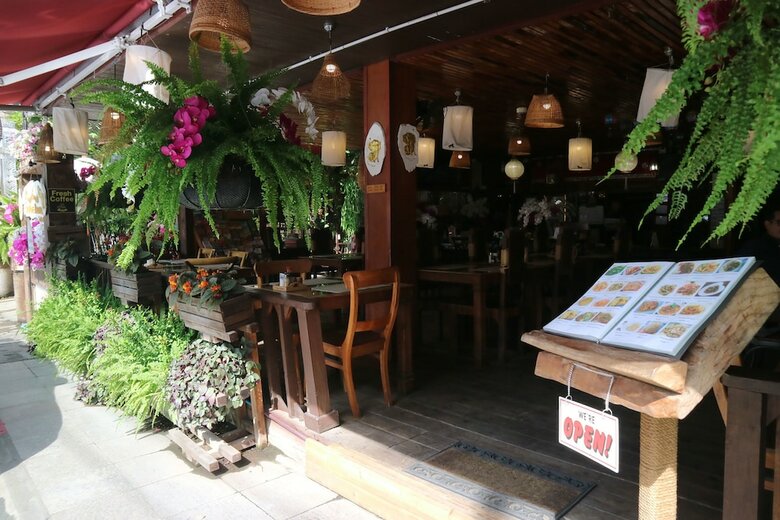 Hotel Log Home Boutique