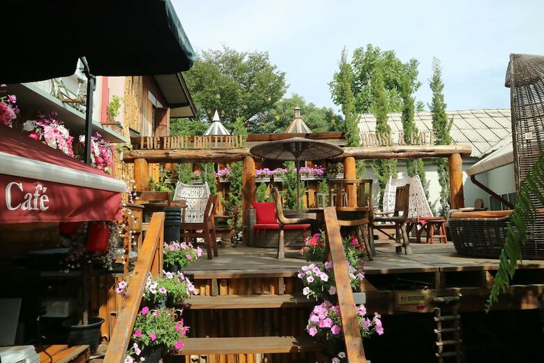 Hotel Log Home Boutique