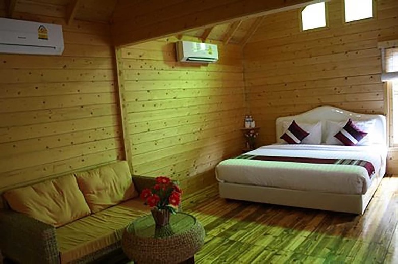 Hotel Log Home Boutique
