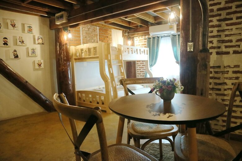 Hotel Log Home Boutique