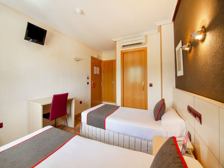 Hotel Oyo Hostal Rural El Ca�o