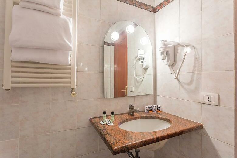 Raeli Hotel Lux