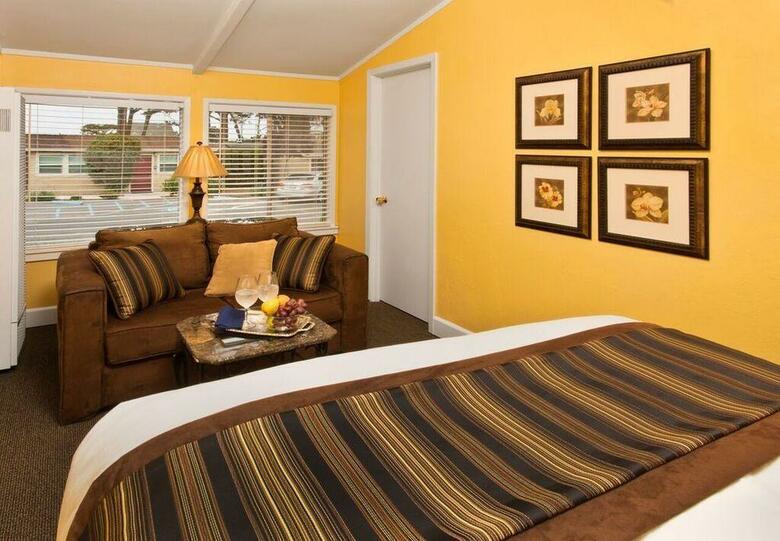Hotel Sea Breeze Inn & Logde