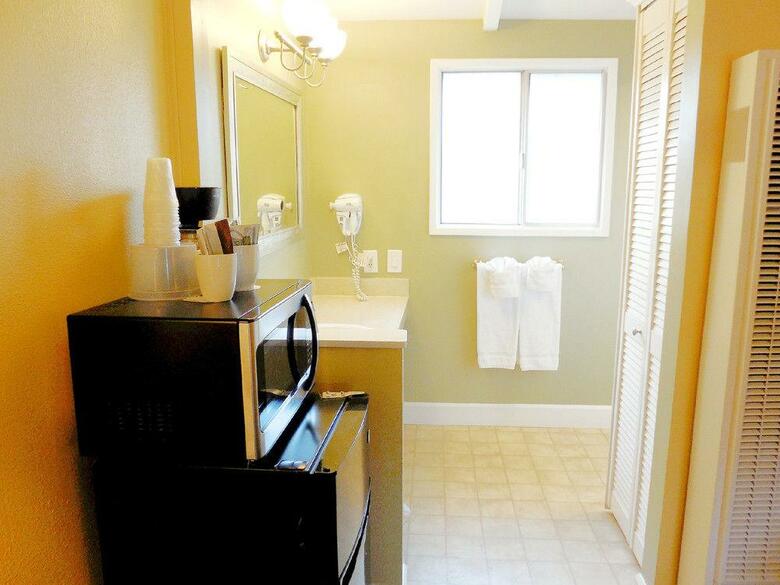 Hotel Sea Breeze Inn & Logde