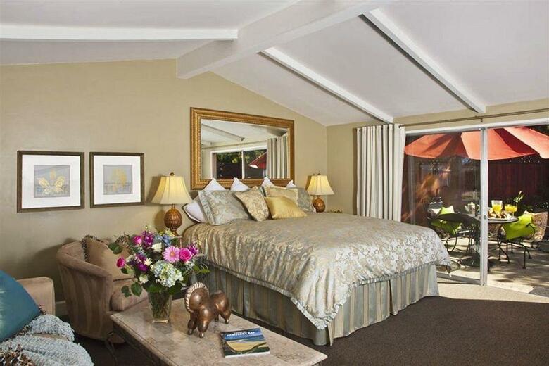 Hotel Sea Breeze Inn & Logde